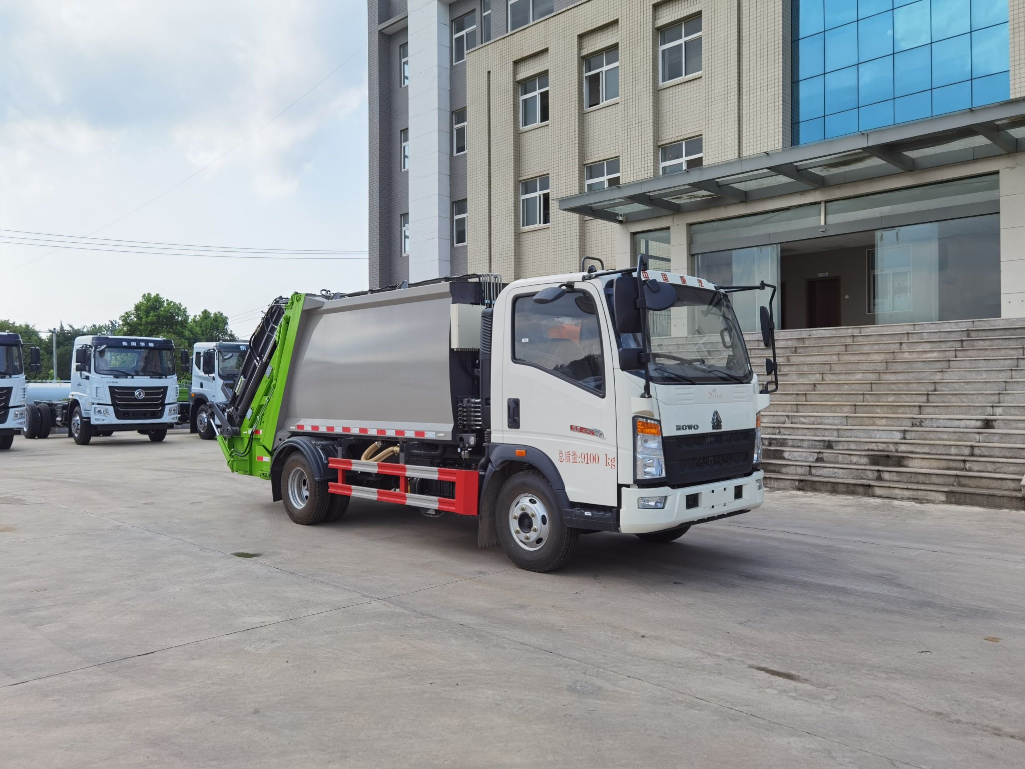 重汽豪沃壓縮垃圾車（8立方）